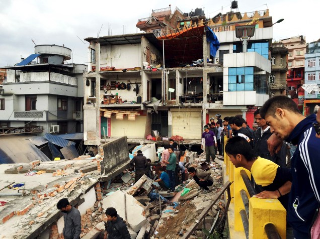 O terremoto de magnitude 7,8 atingiu o oeste da antiga capital do Nepal de Katmandu, deixando centenas de mortos - 25/04/2015