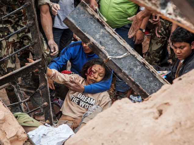 Sobrevivente é retirada dos escombros da torre Dharara que desmoronou após o terremoto em Katmandu, Nepal - 25/04/2015