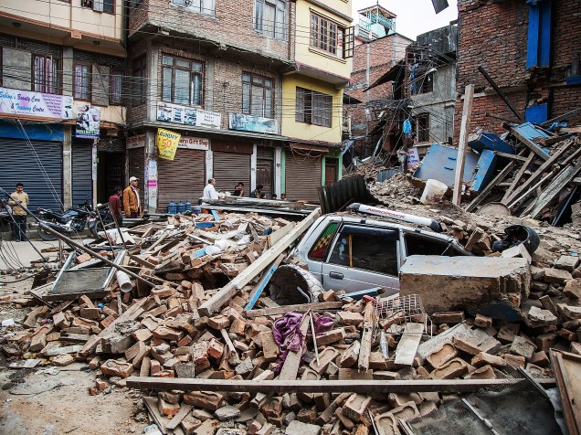 Um táxi ficou sob os escombros de um edifício que desabou em Thamel após o terremoto em Katmandu, Nepal - 25/04/2015