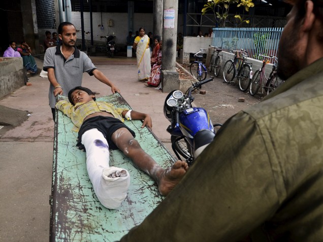 Menino ferido é levado para um hospital, após um terremoto em Siliguri, na Índia - 25/04/2015