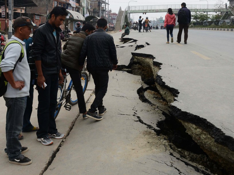 Pessoas observam as rachaduras em uma estrada causadas pelo terremoto Katmandu, Nepal - 26/04/2015