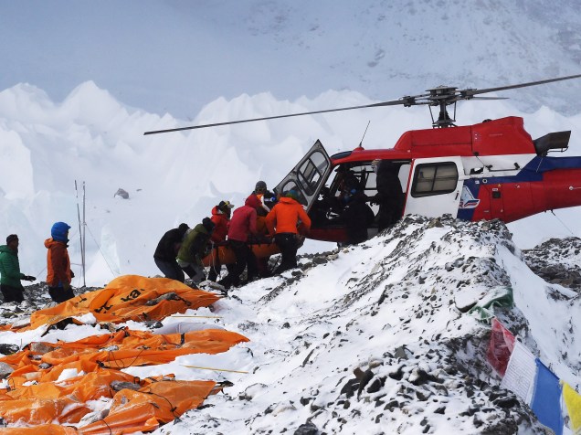 Equipes de resgate retiram de helicóptero pessoas feridas no acampamento-base do Monte Everest após avalanche provocada pelo terromoto - 26/04/2015