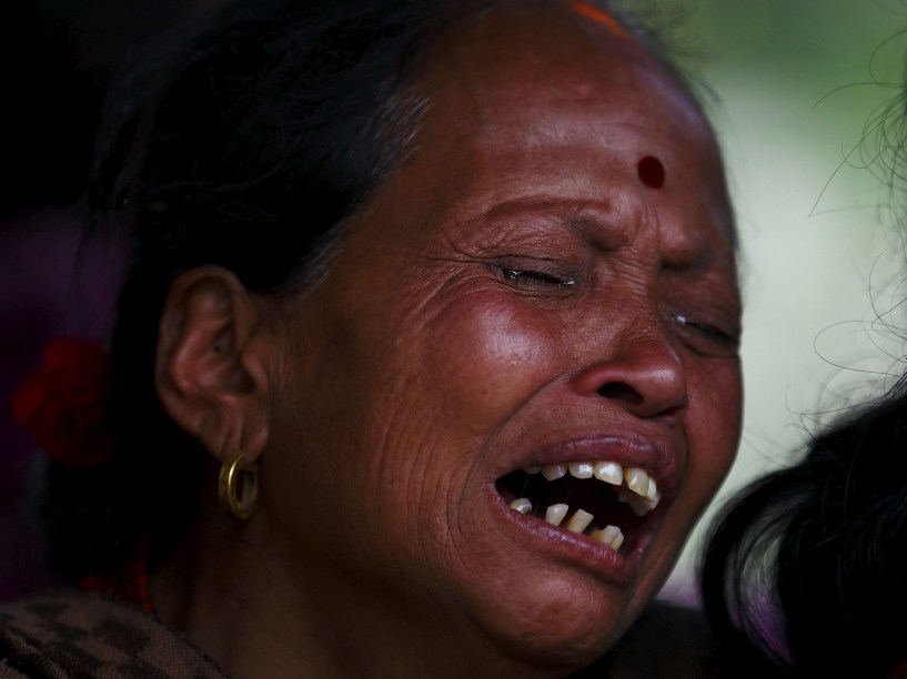 Mulher chora a morte de um membro da família vítima do terremoto em Bhaktapur, Nepal - 26/04/2015