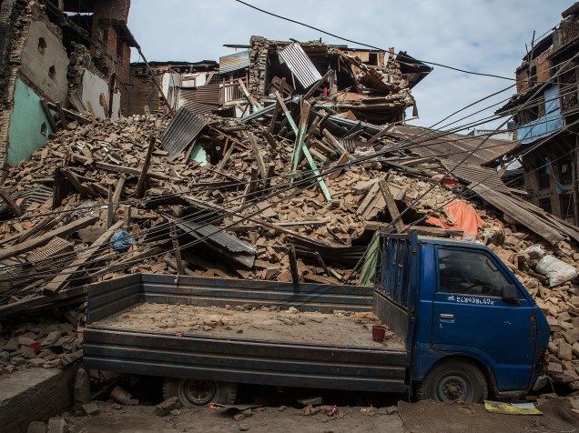Caminhão fica coberto de escombros após o desabamento de um edifício em decorrência do terremoto em Bhaktapur, Nepal