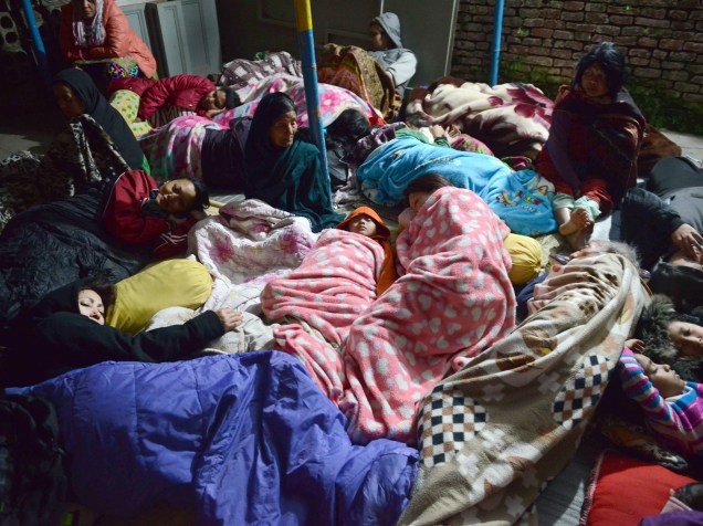 Nepaleses tentam dormir em uma área aberta após o terremoto em Katmandu - 26/04/2015