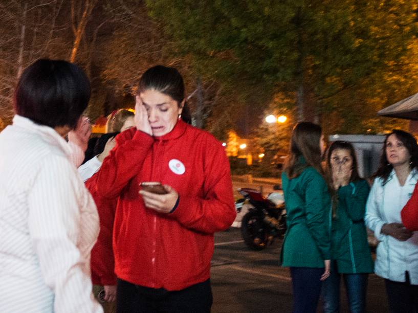 Mulheres permanecem em uma rua em Santiago durante terremoto de magnitude 8,3 que atingiu o centro do Chile - 16/09/2015