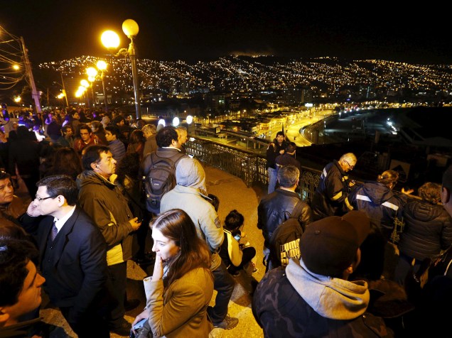 Pessoas observam o mar a partir do Cerro Baron, na cidade de Valparaíso durante um alerta de tsunami após um terremoto de magnitude 8,3 que atingiu a costa do Chile - 16/09/2015