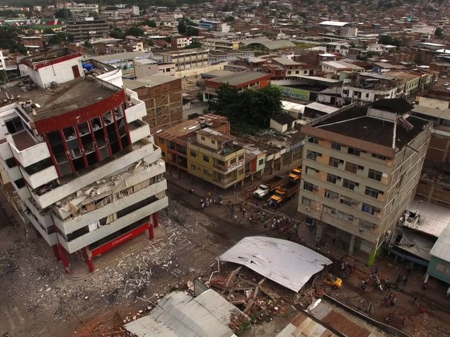 Imagem obtida por um drone mostra a destruição provocada pelo terremoto de 7,8 graus de magnitude na cidade de Portoviejo, no Equador - 17/04/2016