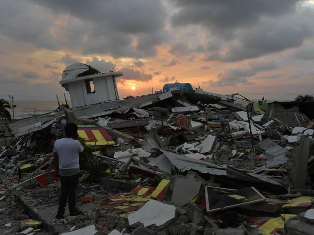 Imagem da destruição na cidade equatoriana de Pedernales, uma das mais atingidas pelo terremoto de 7,8 graus na escala Richter atingiu o país - 17/04/2016