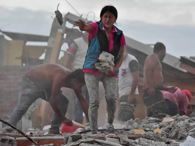 Mulher remove escombros em busca de seu marido no bairro Tarqui em Manta, Equador um dia depois de um forte terremoto atingiu o país - 17/04/2016
