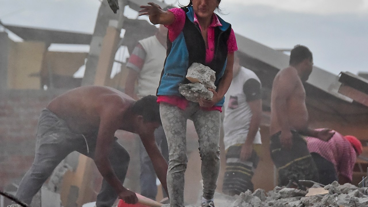 Mulher busca pelo marido entre os escombros após terremoto no Equador