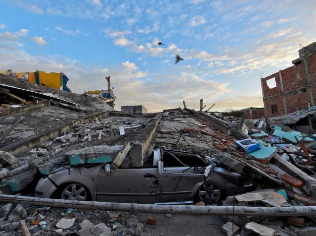 Carro fica completamente destruído e coberto de escombros na cidade de Manta, no Equador um dia depois do terremoto de 7,8 graus na escala Richter atingiu o país - 17/04/2016