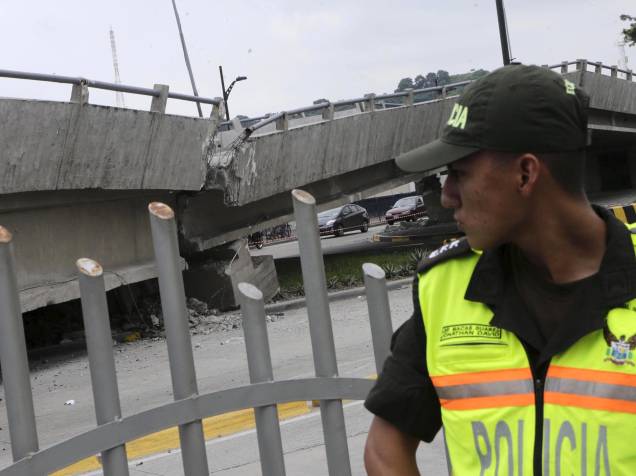 Policial faz a segurança de uma ponte que desmoronou após o terremoto atingiu a costa do Pacífico, em Guayaquil, no Equador - 17/04/2016