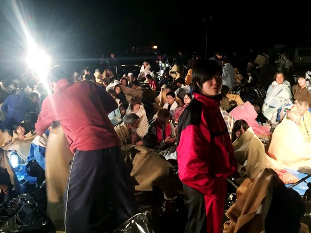 Moradores se reúnem em frente à Câmara Municipal após terremoto atingir Kumamoto, no Japão - 14/04/2016