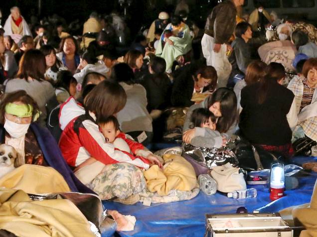 Moradores evacuados de prédio se reúnem após um terremoto atingir a cidade de Kumamoto, sudoeste do Japão - 14/04/2016
