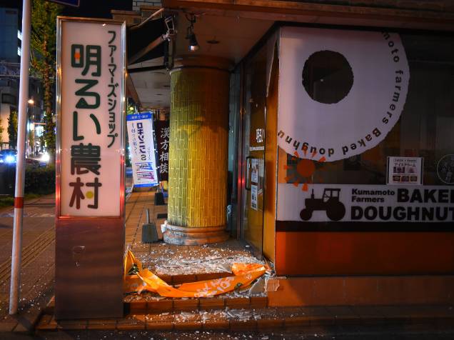 Loja fica com a porta de vidro quebrada após forte tremor que atingiu a cidade de Kumamoto, sudoeste do Japão - 14/04/2016