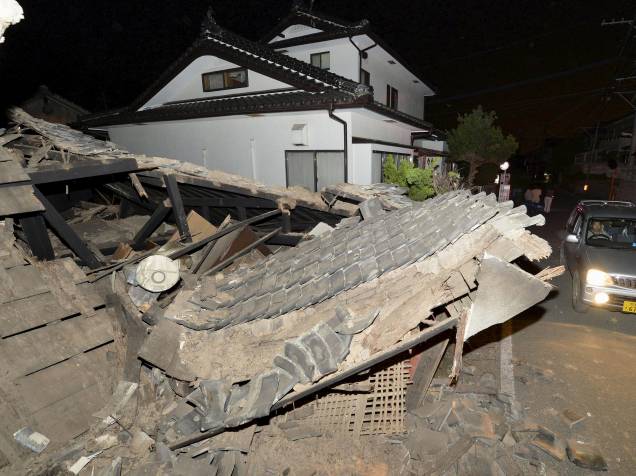 Casa fica destruída na cidade de Kumamoto após terremoto no sudoeste do Japão - 14/04/2016