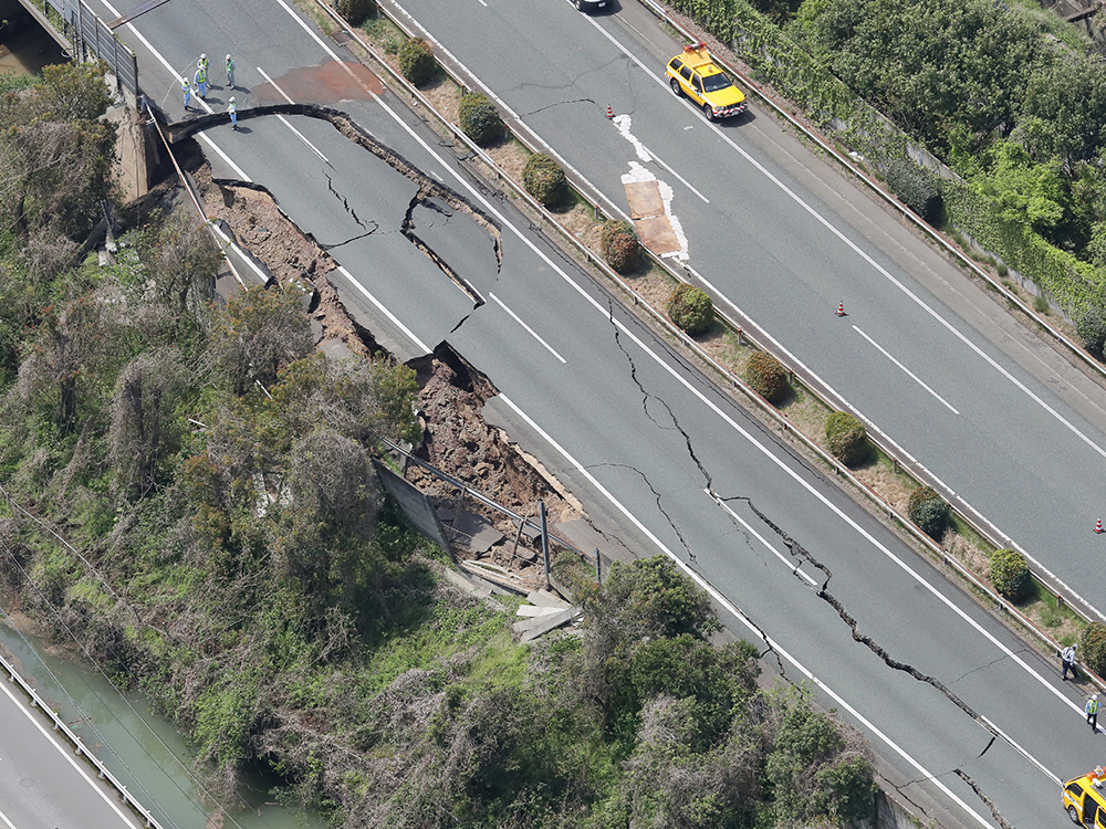 Estrada de Kyushu racha ao meio após forte terremoto no Japão