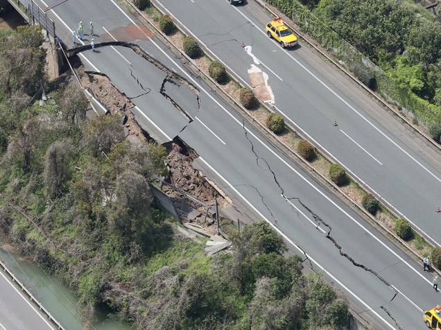 Foto aérea mostra a estrada de Kyushu rachada ao meio, após terremoto de 6,4 graus na escala Richter atingir a cidade de Kumamoto, no Japão - 15/04/2016