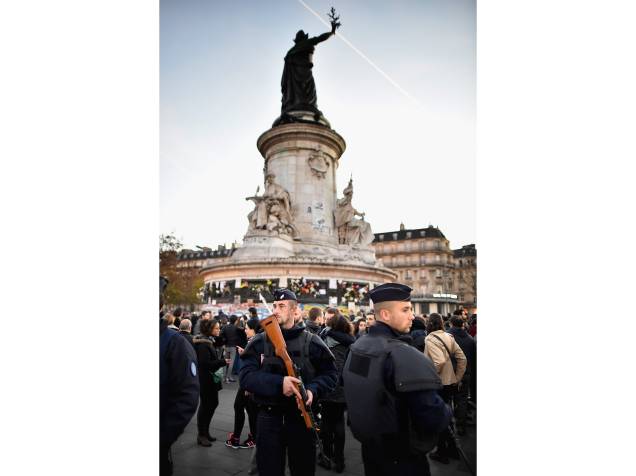 Policiais armados se posicionam na Place de la Republique no centro de Paris - 15/11/2015