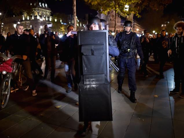 Policiais armados se posicionam na Place de la Republique no centro de Paris - 15/11/2015