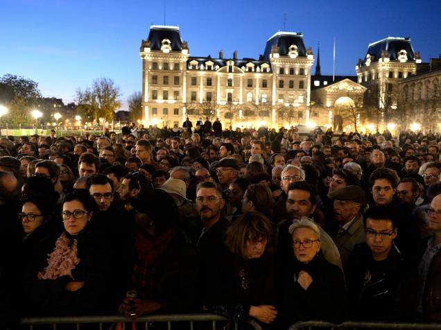 Centenas de pessoas se reúnem em frente à catedral de Notre Dame em Paris, durante missa em homenagem às vítimas dos ataques terroristas da última sexta-feira (13) - 15/11/2015