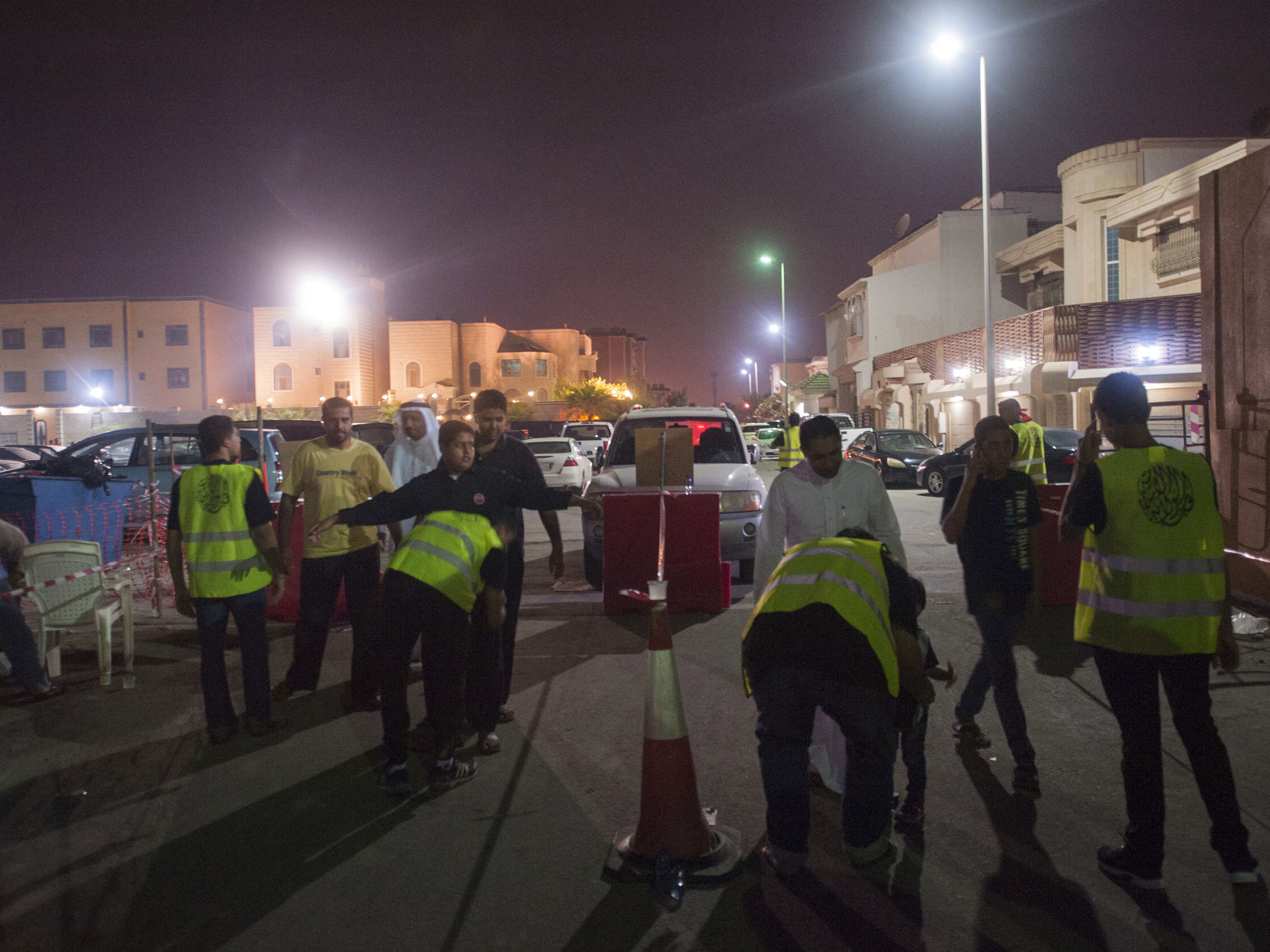 Muçulmanos xiitas são revistados por membros da equipe de segurança enquanto seguem para as comemorações da Ashura, na cidade de Qatif, na Arábia Saudita - 16/10/2015