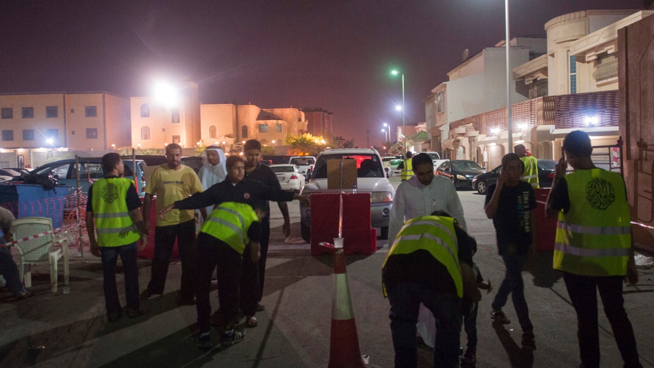Muçulmanos xiitas são revistados por membros da equipe de segurança enquanto seguem para as comemorações da Ashura, na cidade de Qatif, na Arábia Saudita - 16/10/2015