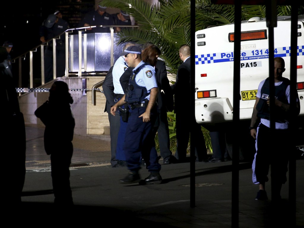 Investigadores inspecionam a cena do assassinato de um policial no sudoeste de Sydney, na Austrália - 02/10/2015