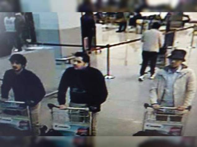 Imagem de uma câmera de segurança mostra os suspeitos do ataque terrorista ao aeroporto de Zaventem, na Bélgica - 22/03/2016
