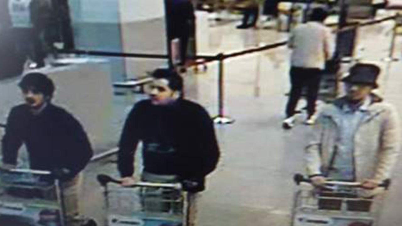 Imagem de uma câmera de segurança mostra os suspeitos do ataque terrorista ao aeroporto de Zaventem, na Bélgica - 22/03/2016