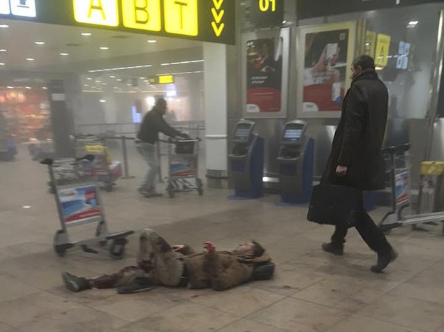 Homem fica ferido no chão após atentado a bomba no aeroporto de Zaventem, perto de Bruxelas, na Bélgica - 22/03/2016