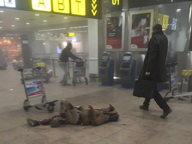 Equipes de emergência são vistos na cena de uma explosão fora de uma estação de metrô em Bruxelas, na Bélgica - 22/03/2016
