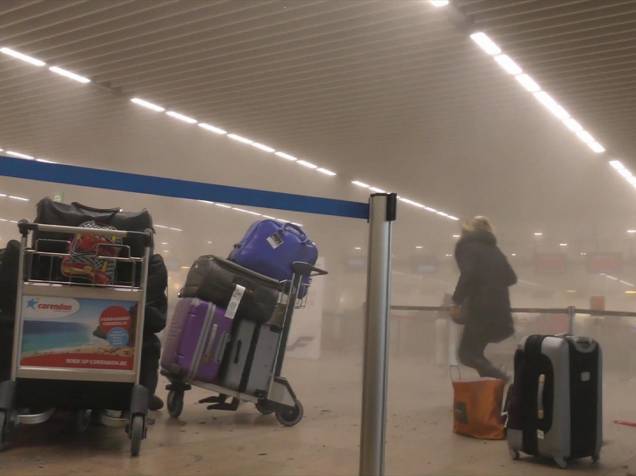 Pessoas deixam o aeroporto de Zaventem, perto de Bruxelas, na Bélgica após atentado com bombas no local - 22/03/2016