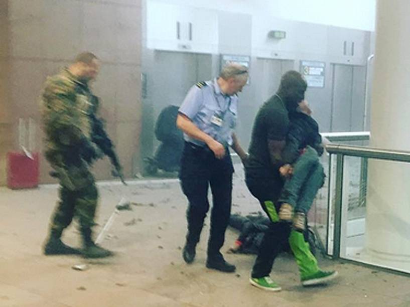 Pessoas feridas são resgatadas após ataque terrorista no aeroporto de Zaventem, perto de Bruxelas, na Bélgica - 22/03/2016
