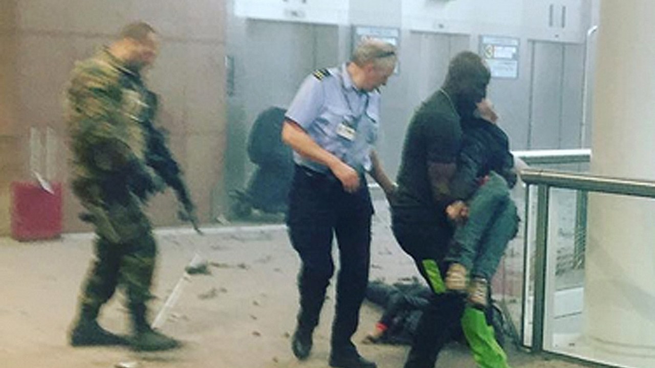 Pessoas feridas são resgatadas após ataque terrorista no aeroporto de Zaventem, perto de Bruxelas, na Bélgica - 22/03/2016