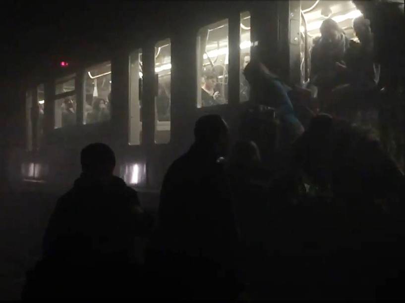 Passageiros do metrô são evacuados de um trem em Bruxelas, após uma explosão na estação Maalbeek - 22/03/2016
