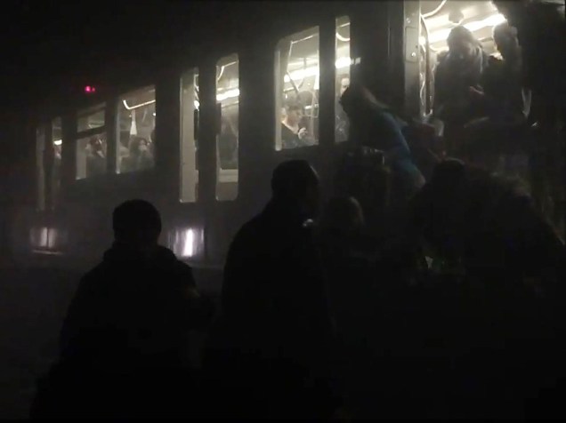 Passageiros do metrô são evacuados de um trem em Bruxelas, após uma explosão na estação Maalbeek - 22/03/2016