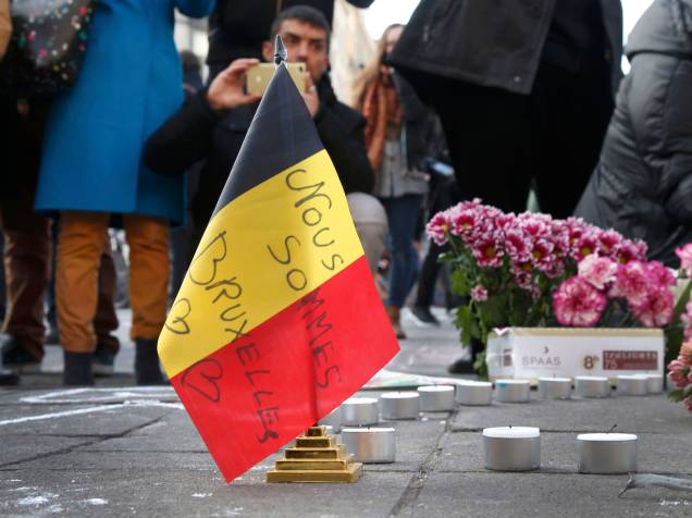 Pessoas prestam homenagens às vítimas das explosões na manhã desta terça-feira (22), em Bruxelas, na Bélgica