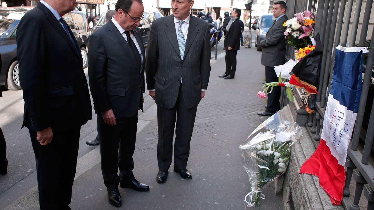 O presidente da França, François Hollande, presta homenagem às vítimas das explosões na manhã desta terça-feira (22), em Bruxelas, na Bélgica