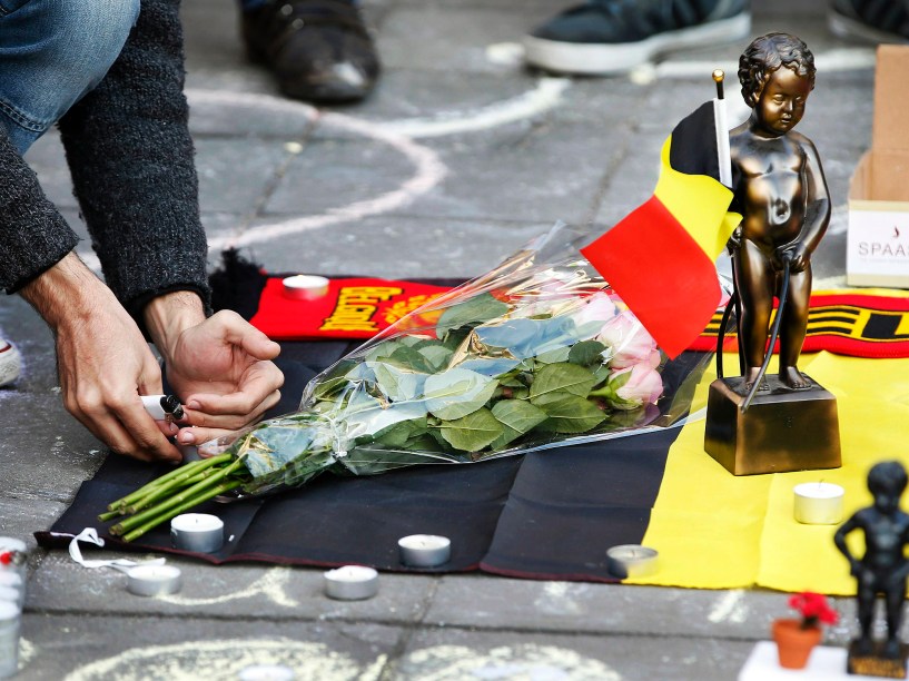Pessoas prestam homenagens às vítimas das explosões na manhã desta terça-feira (22), em Bruxelas, na Bélgica