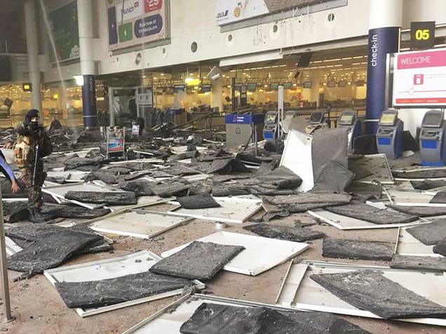 Aeroporto de Zaventem fica destruído após os atentados na capital da Bélgica, Bruxelas, na manhã desta terça-feira (22). O grupo Estado Islâmico assumiu a autoria do ataque