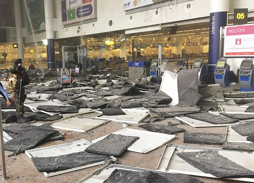 Aeroporto de Zaventem fica destruído após os atentados na capital da Bélgica, Bruxelas, na manhã desta terça-feira (22). O grupo Estado Islâmico assumiu a autoria do ataque