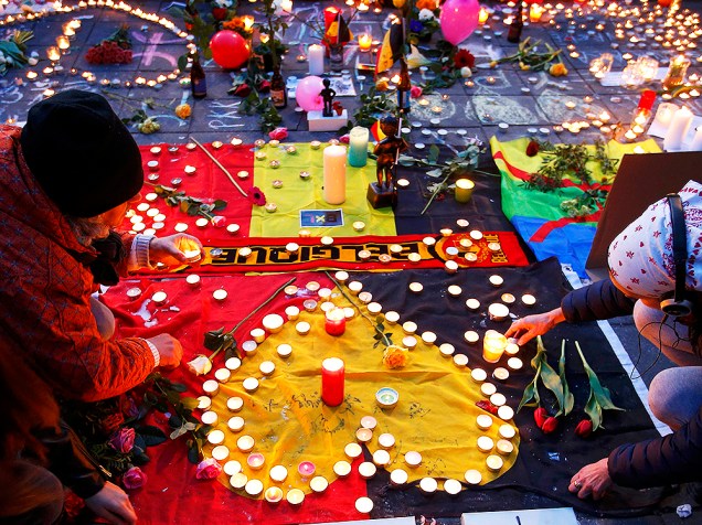 Belgas prestam homenagens às vítimas dos atentados, próximo ao local dos ataques, na capital Bruxelas, na manhã desta terça-feira (22)