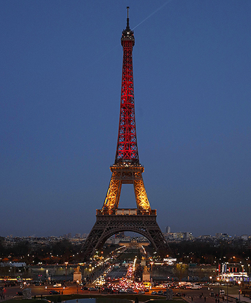 Torre Eiffel, é iluminada com as cores da bandeira belga, em tributo às vítimas dos atentados em Bruxelas, nesta terça-feira (22)