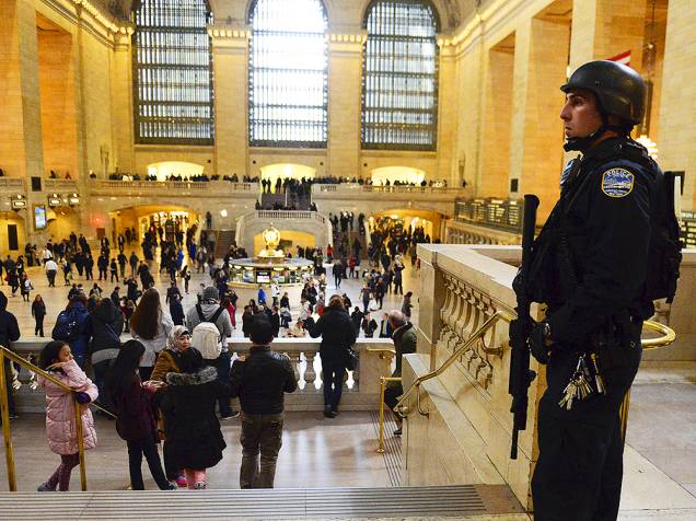 Policial americano faz segurança da Grand Central Station, estação de trem na ilha de Manhattan, em Nova York, logo após os atentados de Bruxelas, na Bélgica, executados pelo grupo terrorista Estado Islâmico, deixarem dezenas de vítimas, na manhã desta terça-feira (22)