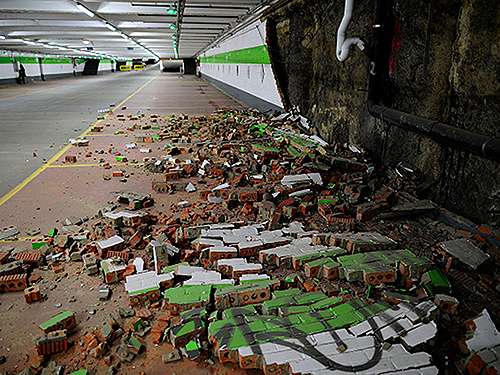 Parte da parede de um estacionamento desabou, devido ao impacto da explosão na estação de metrô Maelbeek, durante os atentados na Bélgica, nesta terça-feira (22)