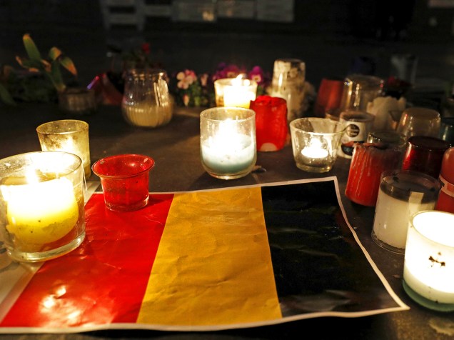 Velas são acesas em volta da bandeira belga, na Place de la Republique, praça situada em Paris, na França, em homenagem às vítimas dos atentados em Bruxelas, que deixou dezenas de mortos, nesta terça-feira (22)