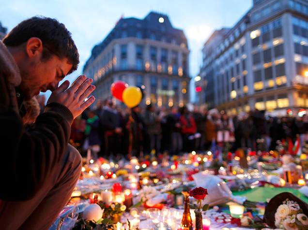 Homem em memorial dedicado às vítimas dos atentados em Bruxelas, na Bélgica, nesta quarta-feira (23)