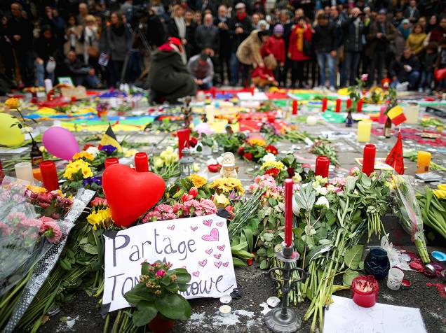 Belgas fazem um minuto de silêncio, em memorial dedicado às vítimas dos atentados em Bruxelas, nesta quarta-feira (23)